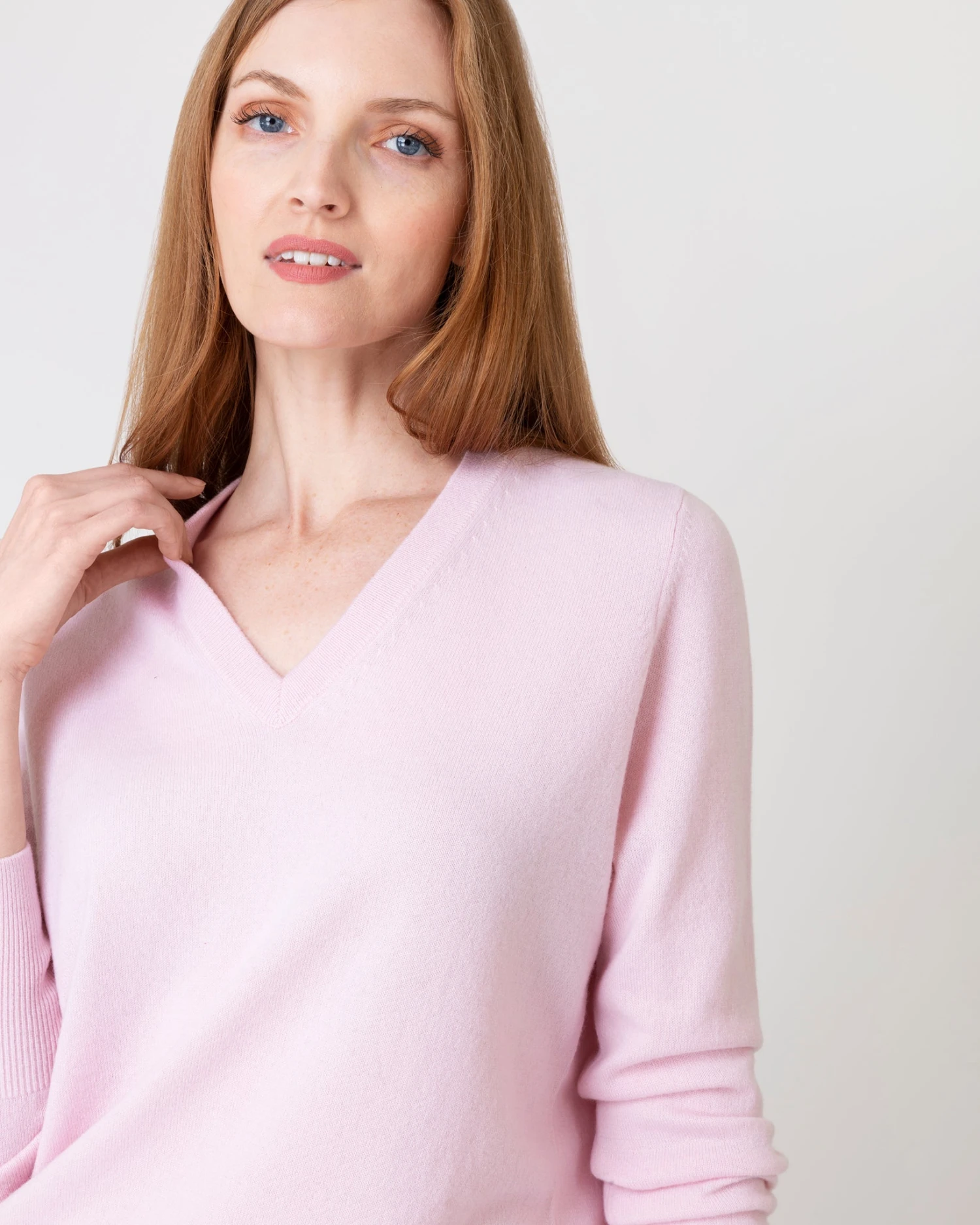 Cydney Boyfriend V-Neck Sweater In Pale Pink Cashmere 4 Cydney Boyfriend V-Neck Sweater In Pale Pink Cashmere - Image 4
